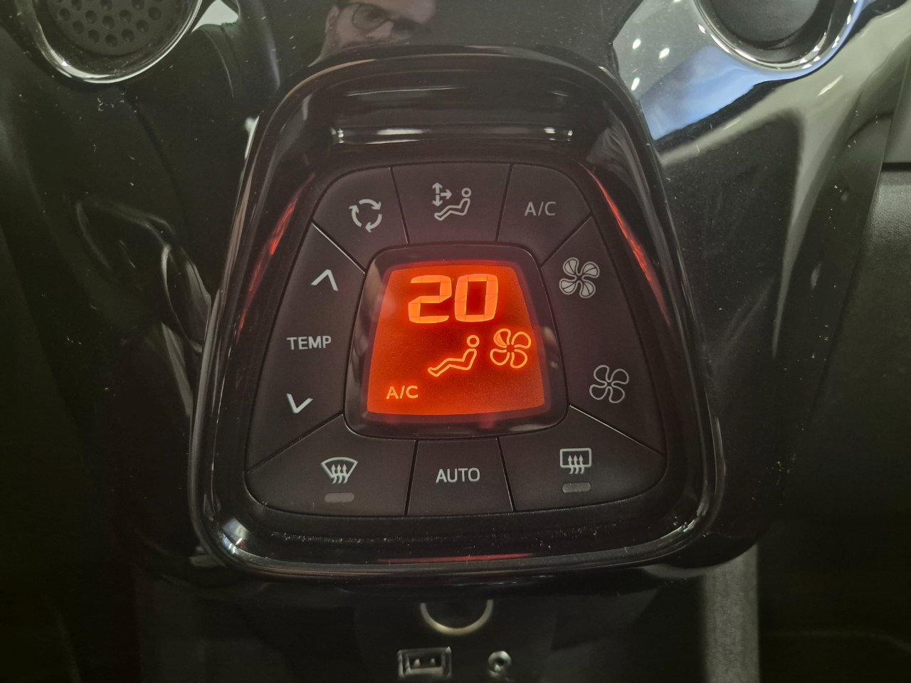 Toyota Aygo 5p 1.0 x-play aut. - NEOPATENTATI - Cam - Navi