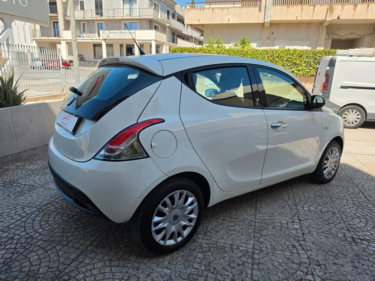 Lancia Ypsilon 1.2 69 CV 5 porte S&S Silver