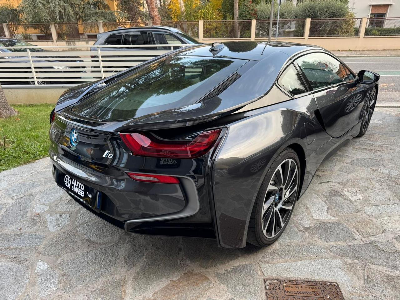 BMW i8 COUPE' TRE VOLUMI HYBRID 231cv