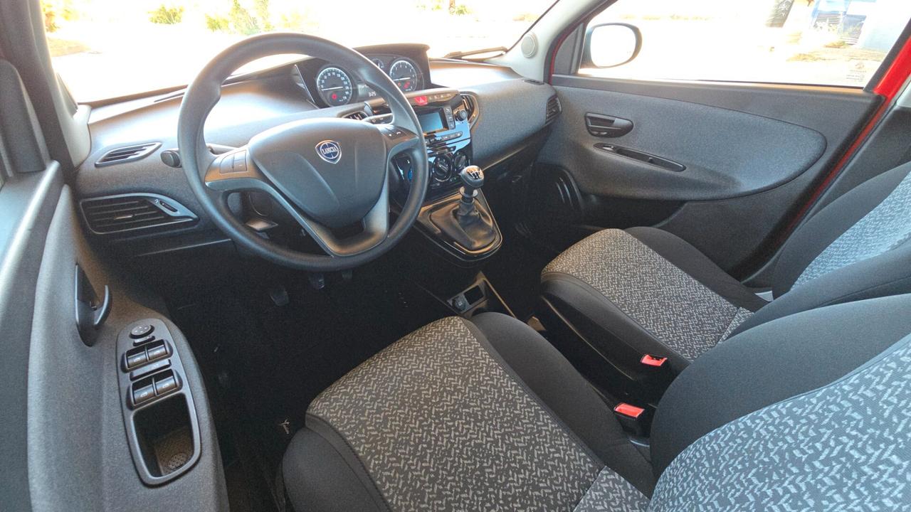 Lancia Ypsilon 1.0 FireFly 5 porte S&S Hybrid Ecochic Silver