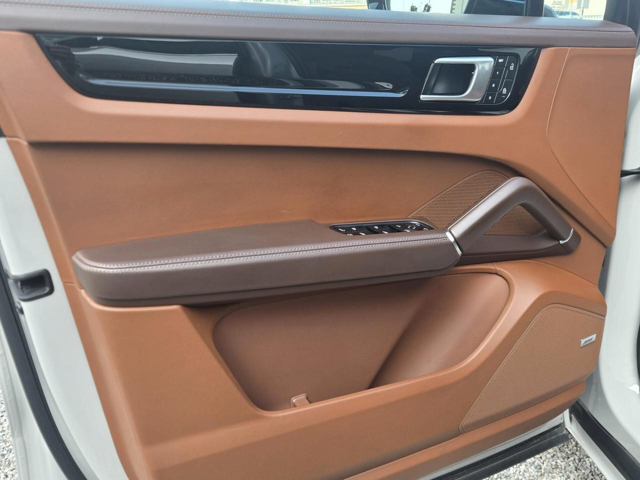 Porsche Cayenne Coupé 3.0 V6 E-Hybrid Platinum Edition