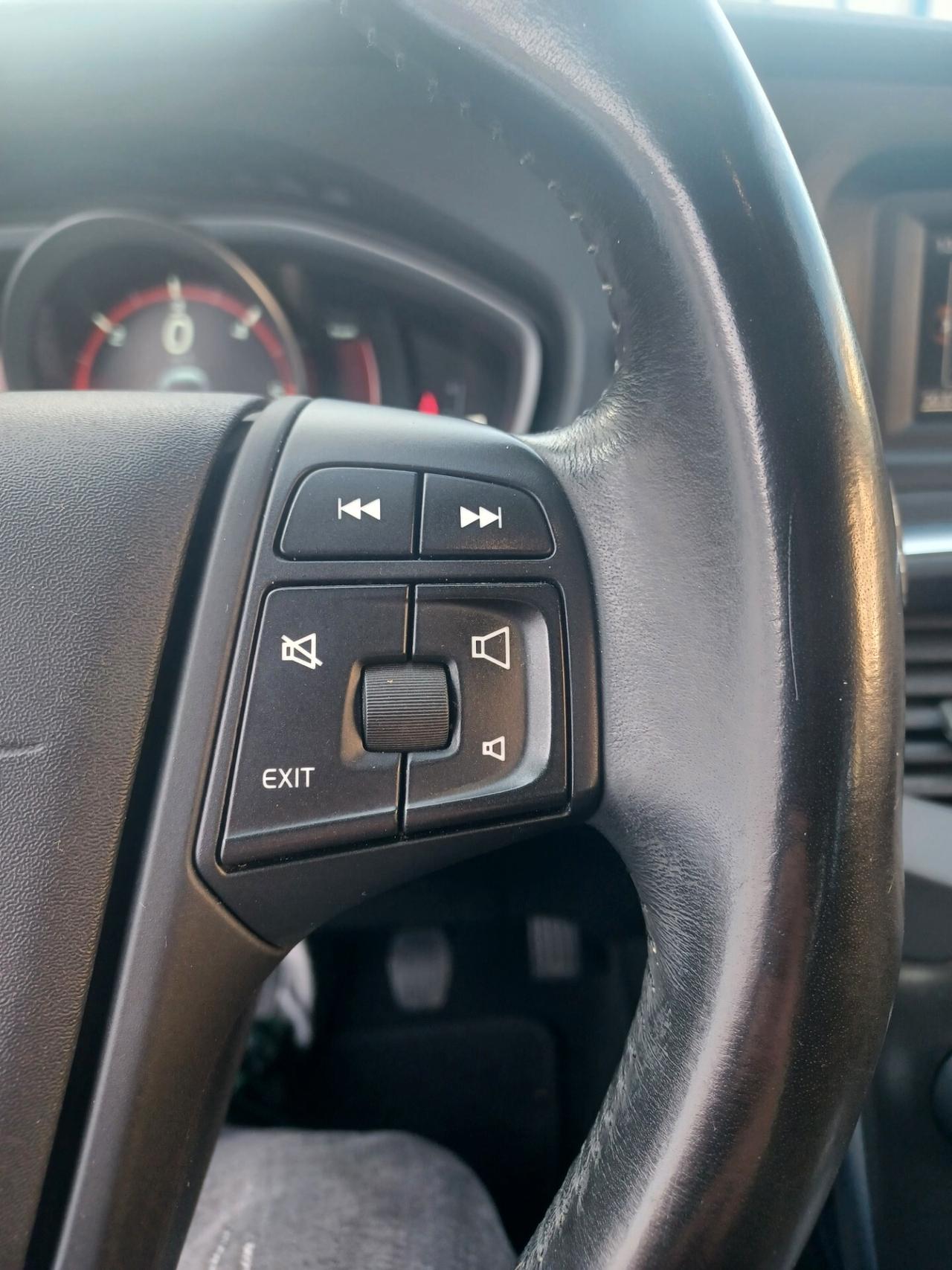 Volvo V40 D2 1.6 Momentum 2015 UNICO PROPRIETARIO