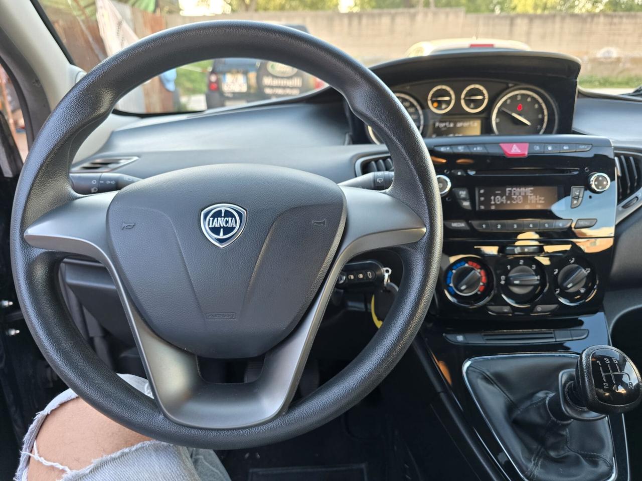 Lancia Ypsilon 0.9 TwinAir 85 CV metano full nuova 2015