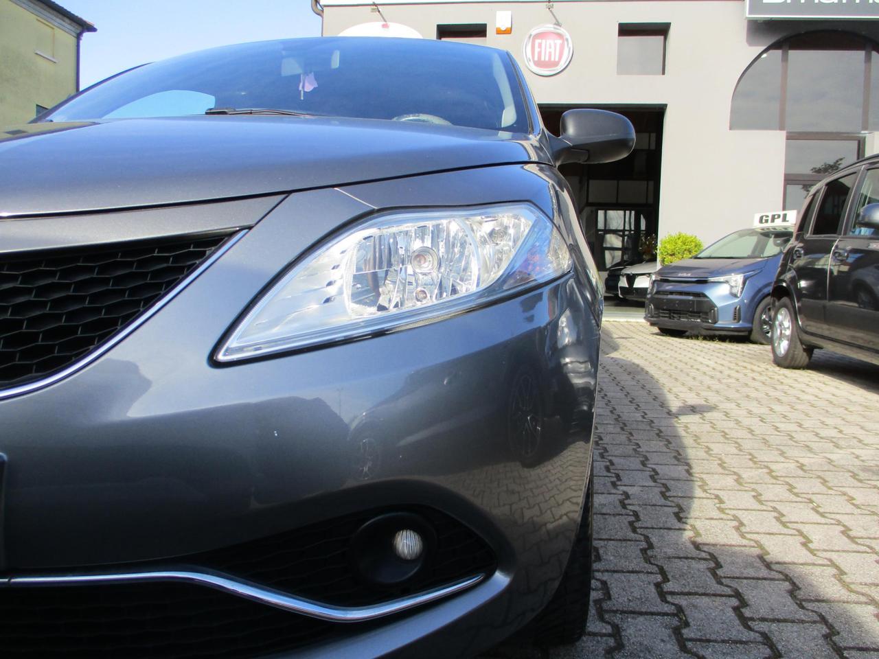 Lancia Ypsilon 5 Porte Ypsilon 1.2 Gold 69cv my16 OK NEOPAT./Bluetooth