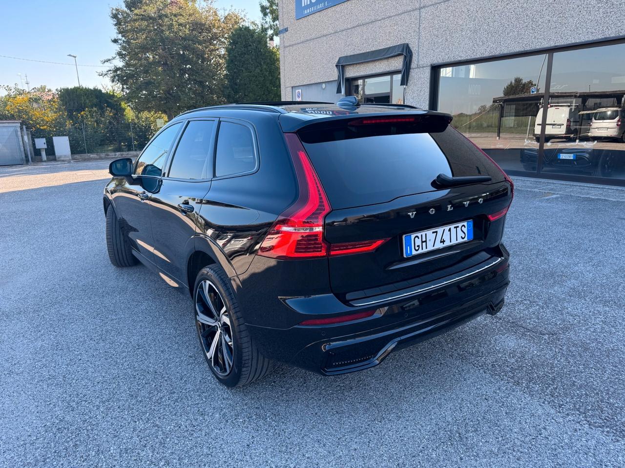 Volvo XC60 2.0 b4 R-design Ultimate Dark awd auto TETTO - AUTOCARRO - IVA ESPOSTA