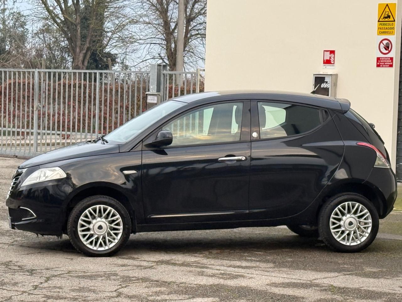 Lancia Ypsilon 0.9 TwinAir 85 CV 5 porte Metano Ecochic Gold