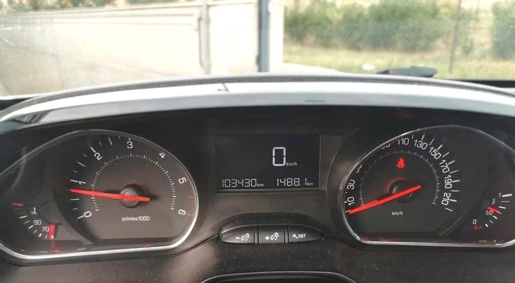 PEUGEOT 208 1,4 HDI-UNICO PROPRIETAR-4 REVISIONI