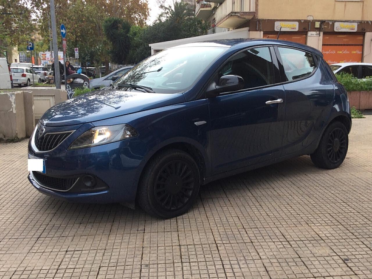 Lancia Ypsilon 1.0 FireFly 5 porte S&S Hybrid Ecochic Silver