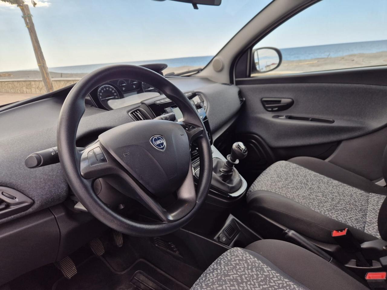 Lancia Ypsilon 1.0 FireFly 5 porte S&S Hybrid Ecochic Silver