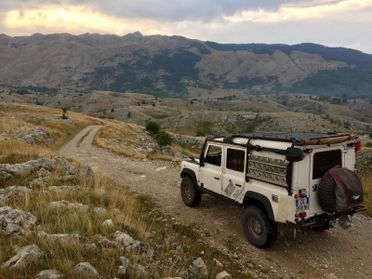 Land Rover Defender Allestita per Safari