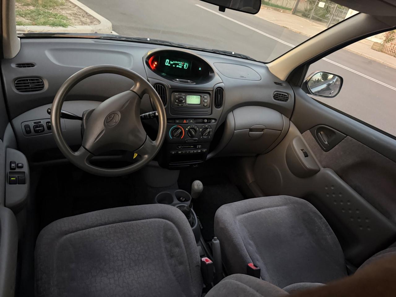 Toyota Yaris 1.3i 16V cat 5 porte Luna