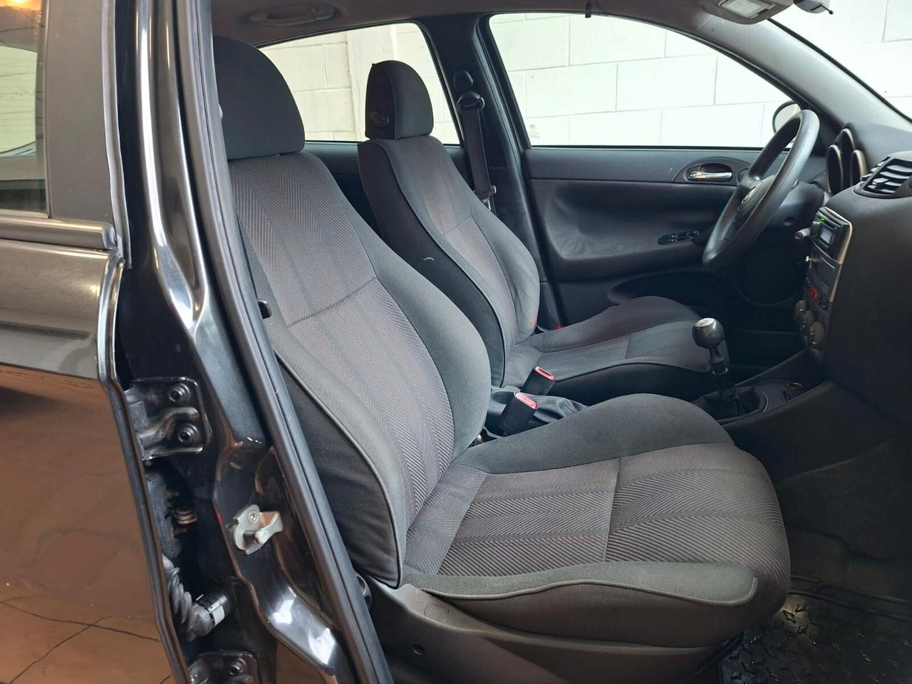 Alfa Romeo 147 5p 1.9 jtd Distinctive 115cv, adatta a neop.