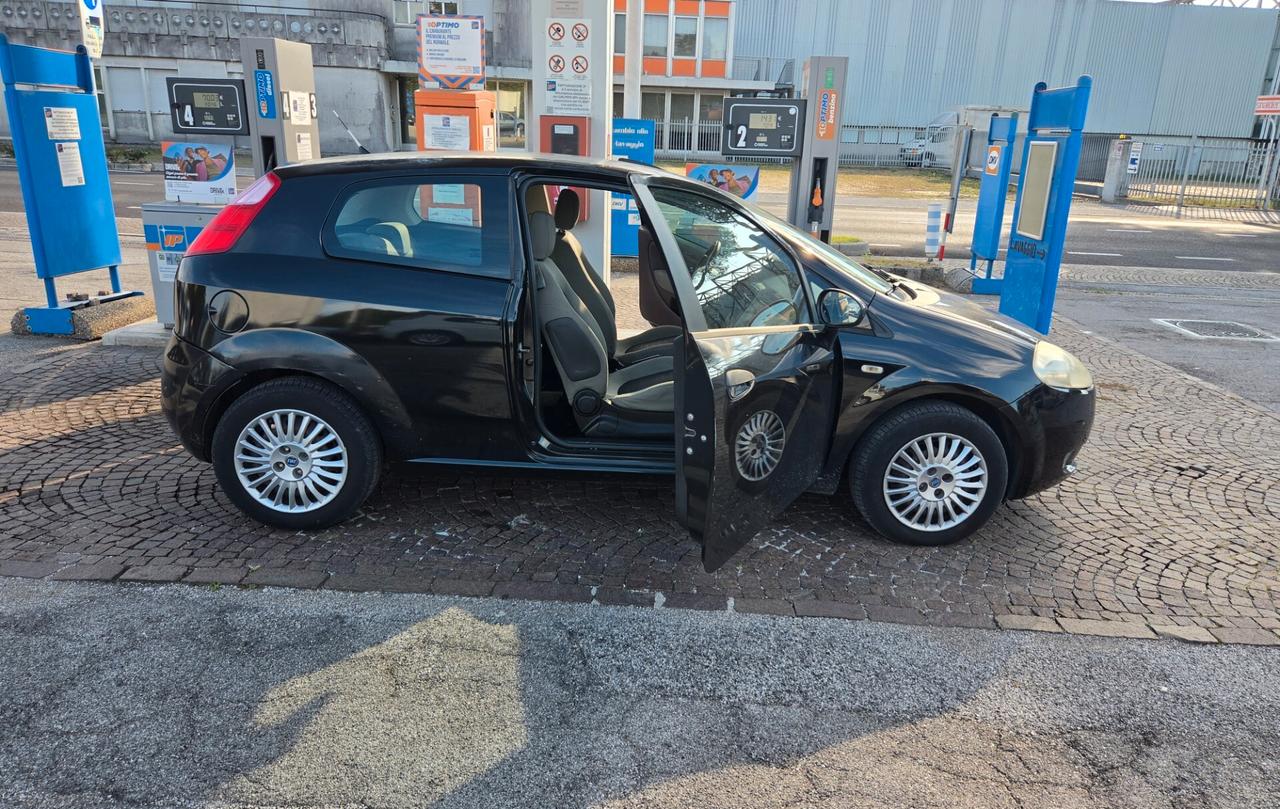 Fiat Grande Punto 1.3 MJT 75 CV 3 porte con 302.000km Neopatentati