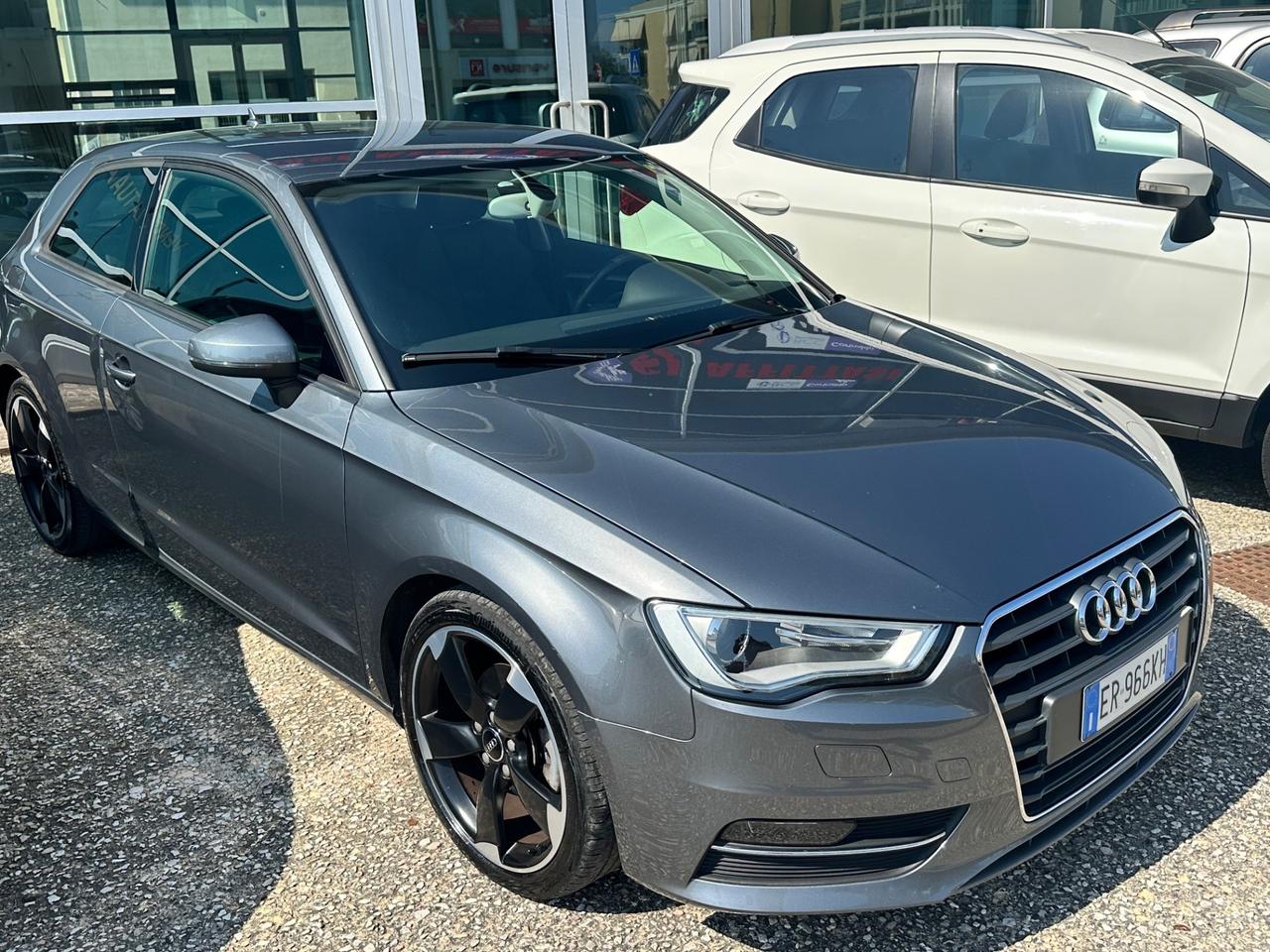 Audi A3 1.6 TDI 105 CV 3 porte cerchi 18 neopatentati
