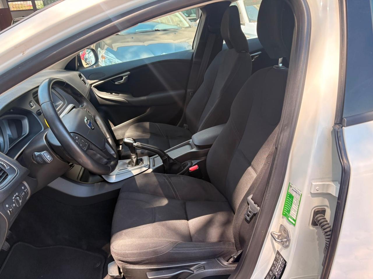 Volvo V40 D2 R-DESIGN MOMENTUM