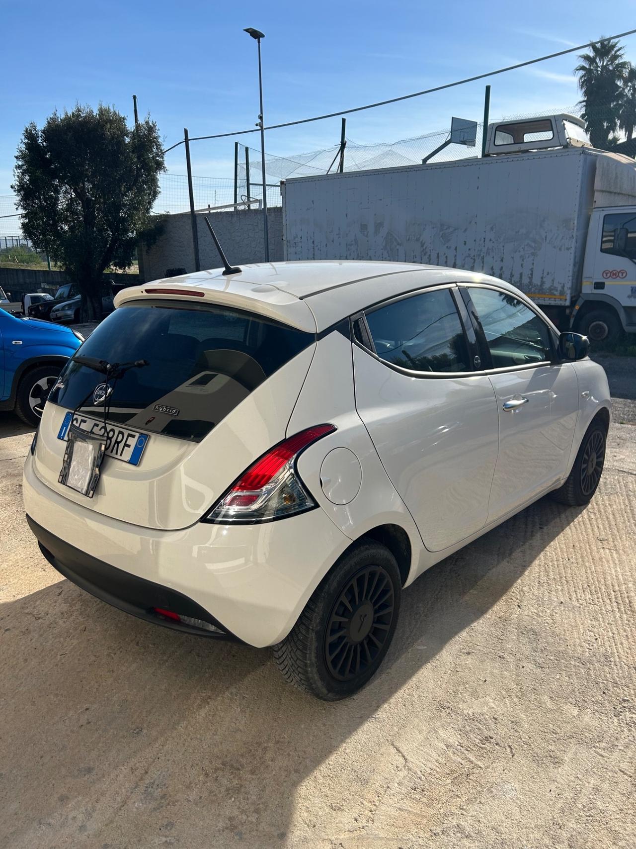 Lancia Ypsilon 1.0 FireFly 5 porte S&S Hybrid Ecochic Silver