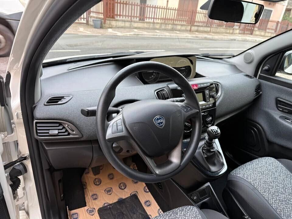 Lancia Ypsilon 1.0 FireFly 5 porte S&S Hybrid Ecochic Silver