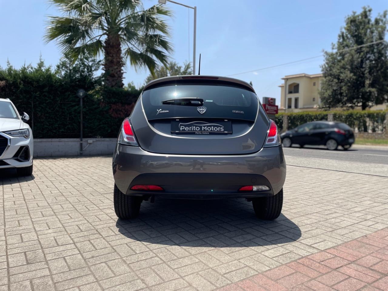 Lancia Ypsilon 1.0 FireFly 5 porte S&S Hybrid Ecochic Silver