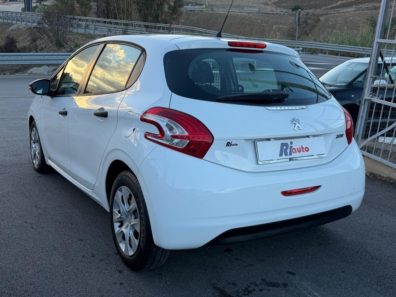 Peugeot 208 autocarro motore sostituito