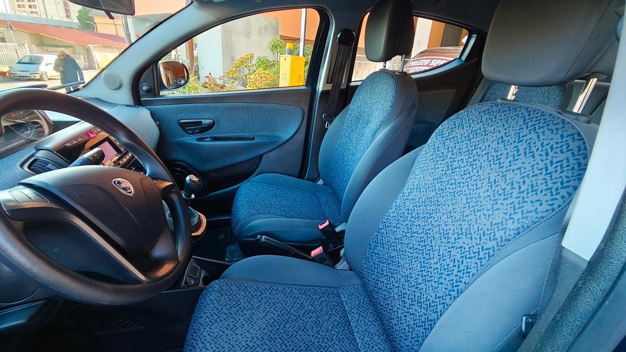 Lancia Ypsilon 1.0 FireFly 5 porte S&S Hybrid Ecochic Silver