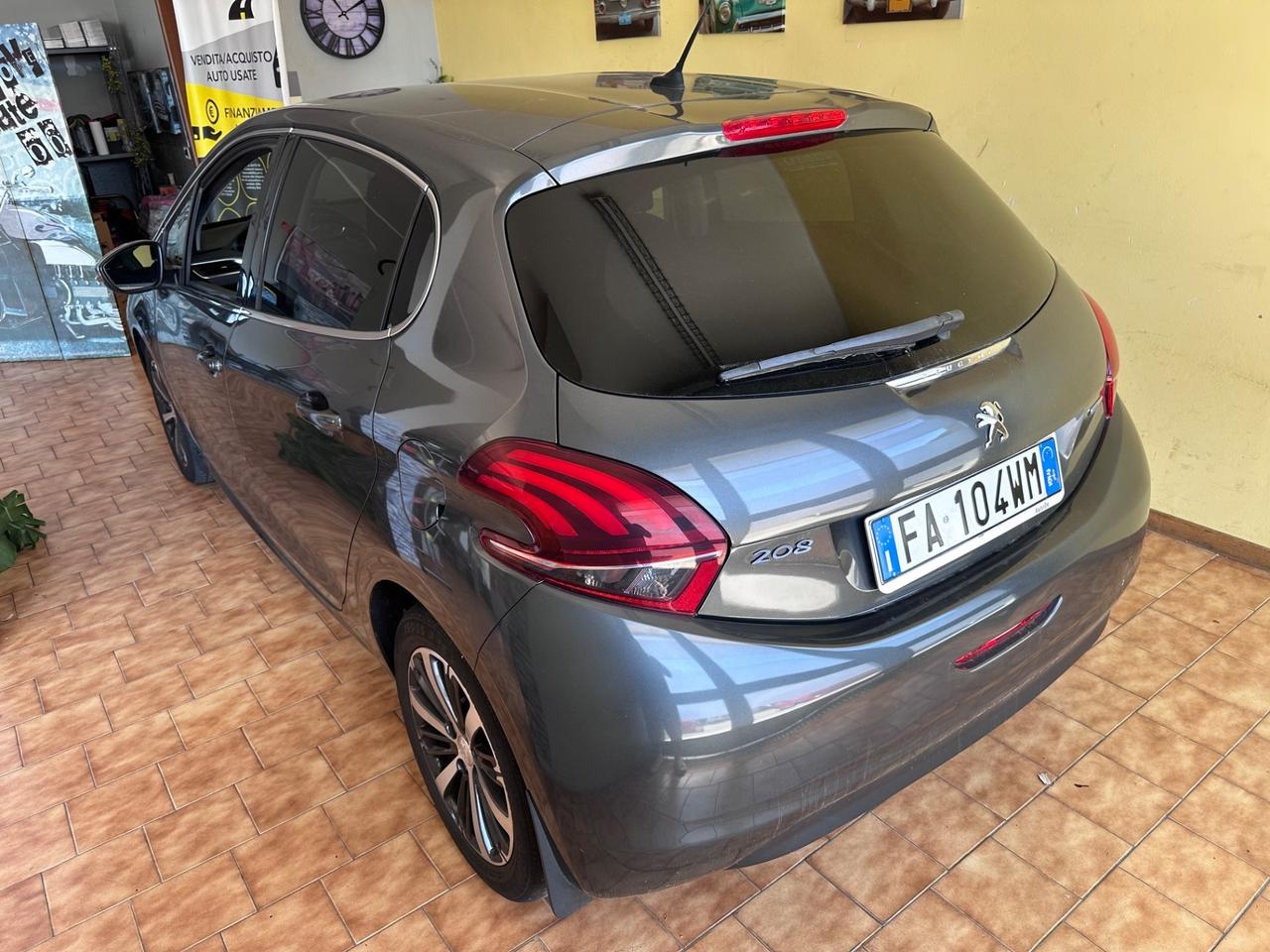 Peugeot 208 1.2benz. Allure