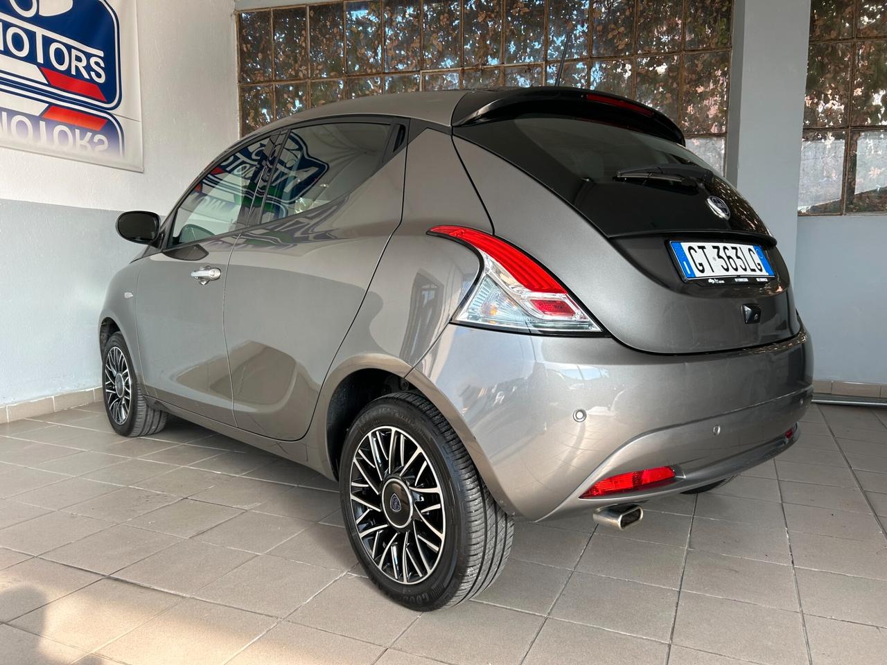 Lancia Ypsilon 1.0 FireFly 5 porte S&S Hybrid Platino