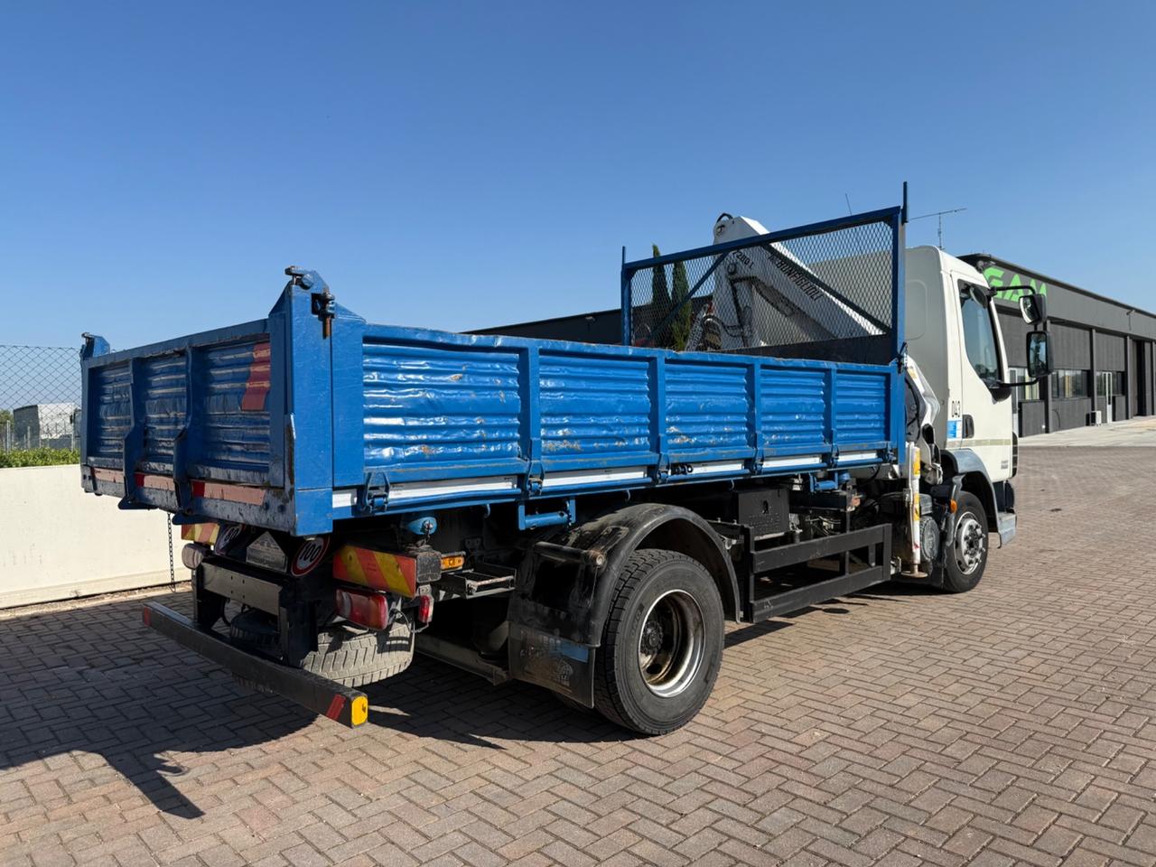 DAF LF45.220 ribaltabile con gru Bonfiglioli P7.200/2SI