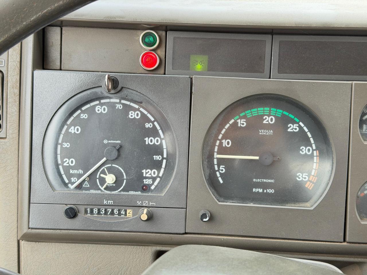 Iveco 130E18 ribaltabile con gru