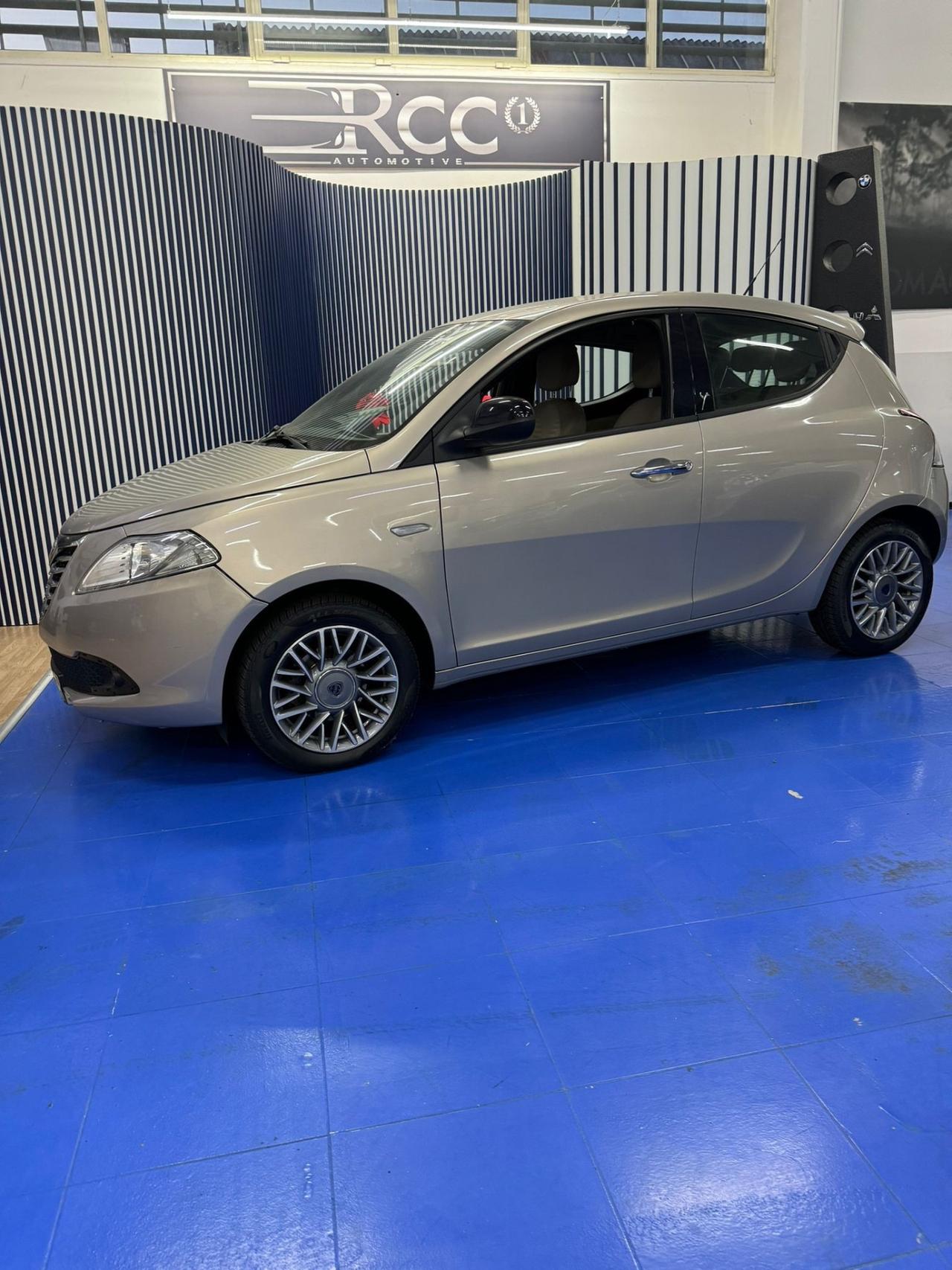 Lancia Ypsilon 1.3 MJT 75 CV Unyca