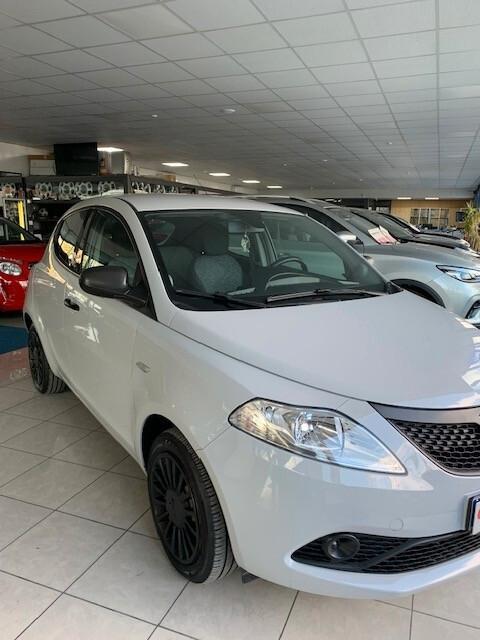 Lancia Ypsilon 1.0 FireFly 5 porte S&S Hybrid Ecochic Silver