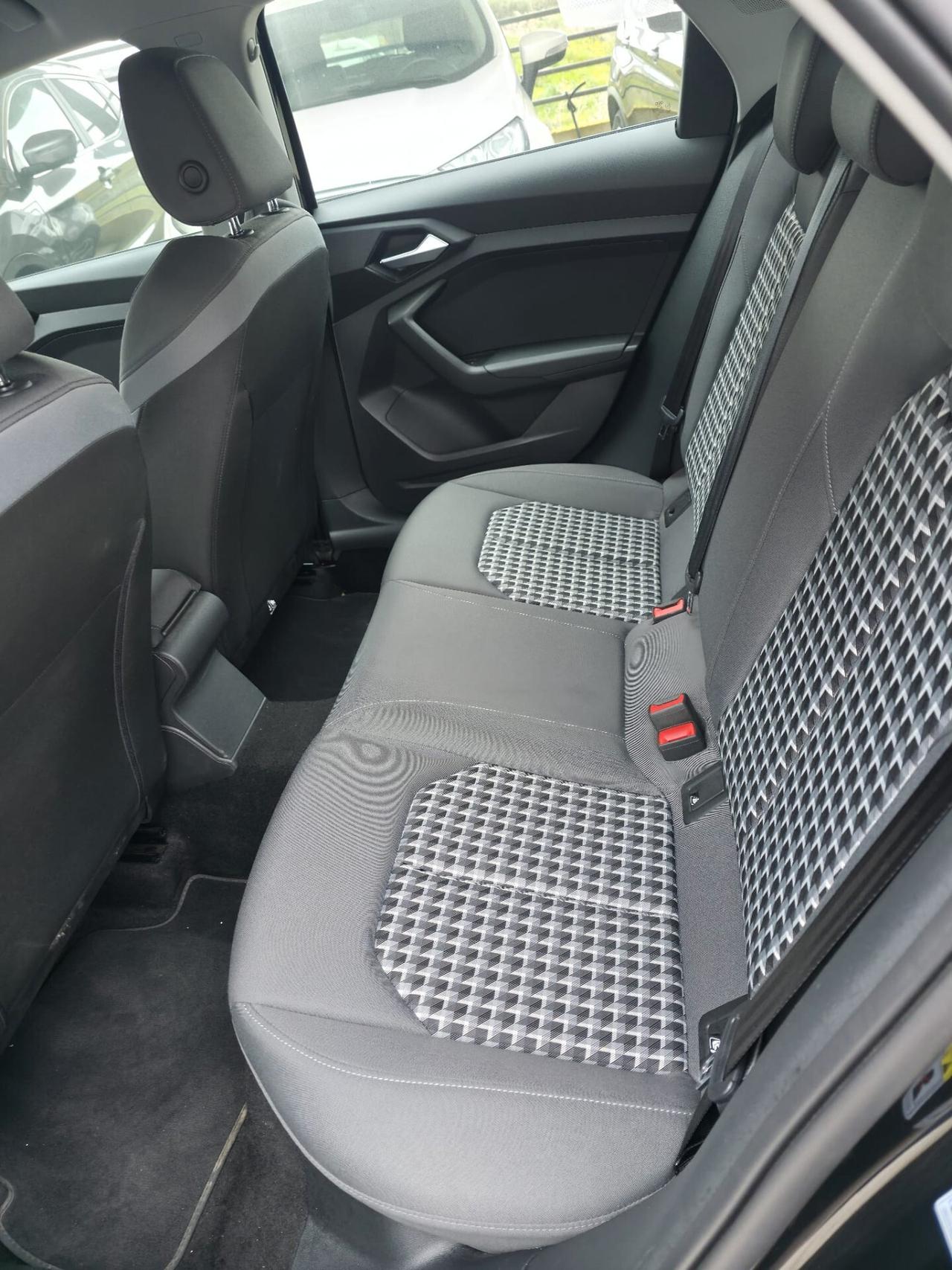 Audi A1 citycarver 35 TFSI Identity Contrast