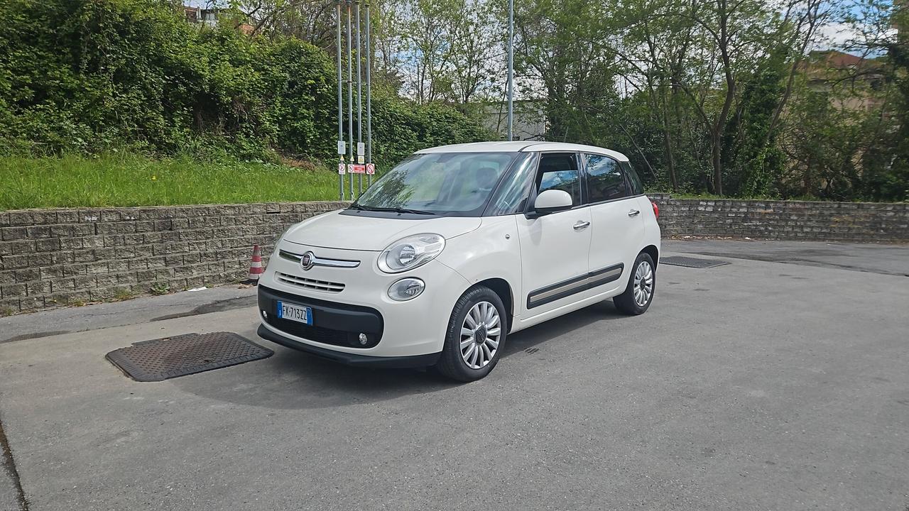 FIAT 500L 1.6 MULTIJET 120CV – UNICO PROPRIETARIO – PARI AL NUOVO Stupenda Fiat 500L 1.6 Multijet 120cv, versione Business, auto davvero introvabile in queste condizioni. Carrozzeria perfetta, senza un segno, interni come nuovi: sembra appena uscita