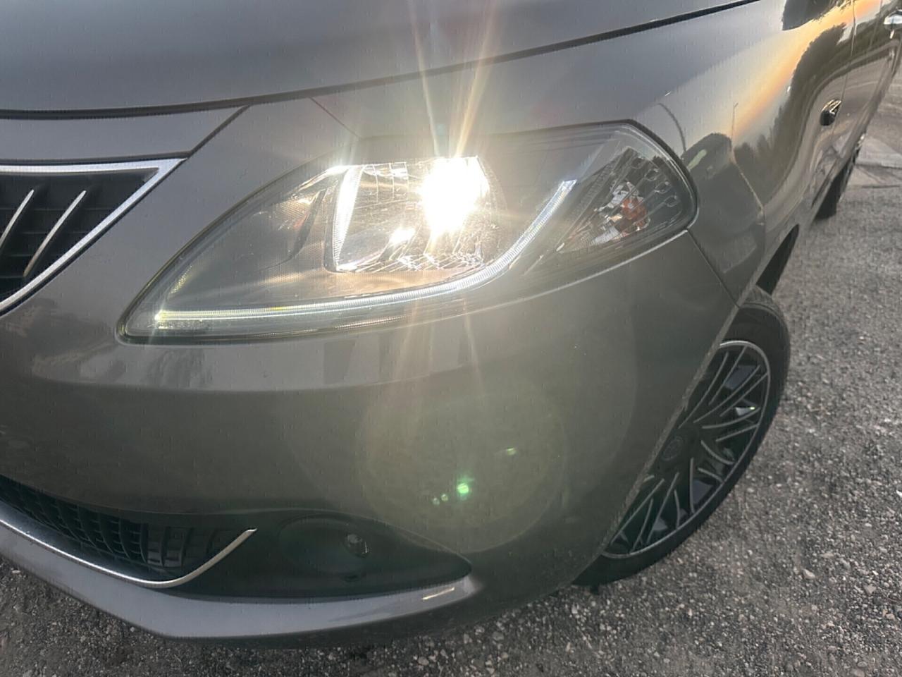 Lancia Ypsilon 1.0 FireFly 5 porte S&S Hybrid Ecochic Silver