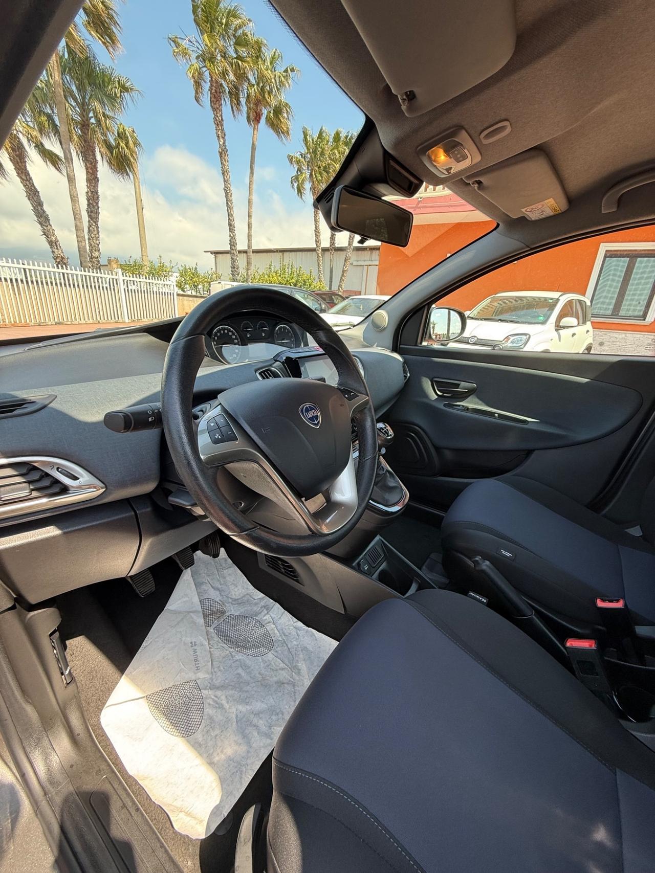 Lancia Ypsilon 1.0 Hybrid 69cv