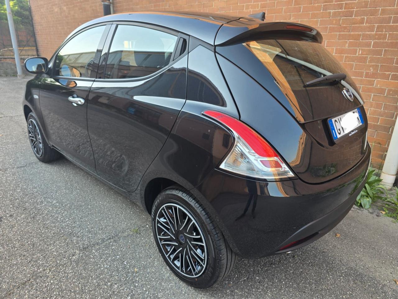 Lancia Ypsilon 1.0 FireFly 5 porte S&S Hybrid Oro
