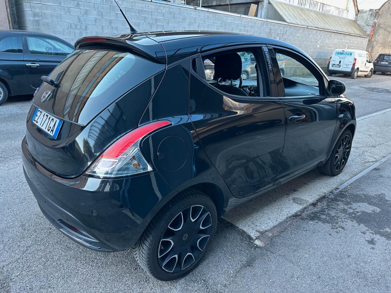 Lancia Ypsilon 0.9 TwinAir 85 CV 5 porte S&S DFN S Momodesign