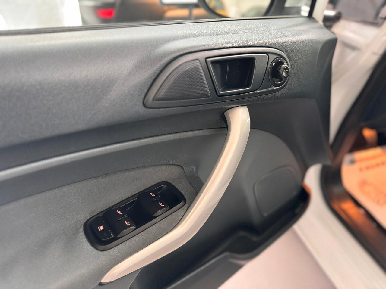 Ford Fiesta 1.4 TDCi 68CV 5 porte Titanium