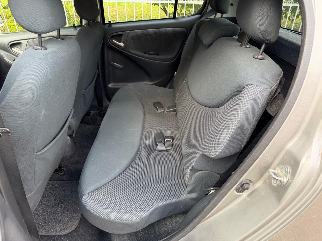 Toyota Yaris 1.3i 16V cat 5 porte Sol