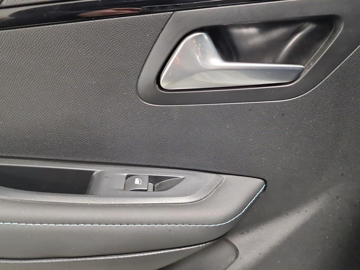 PEUGEOT 208 1.5 GT-LINE