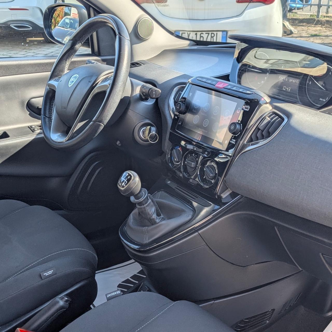 Lancia Ypsilon Firefly- Gold