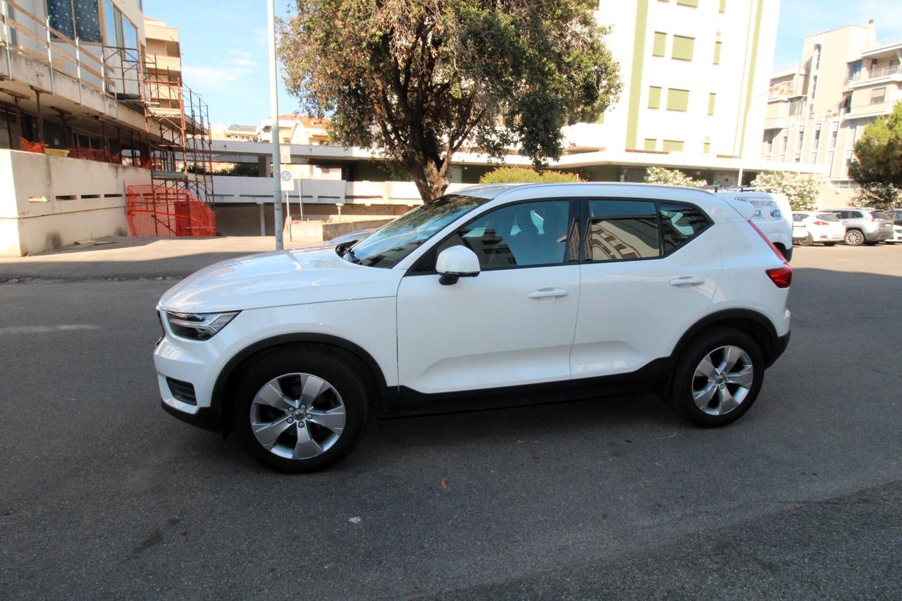 VOLVO XC40 MOMENTUM