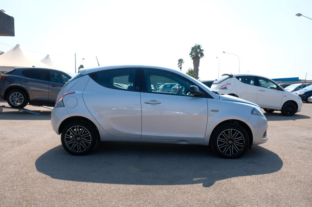 Lancia Ypsilon 1.0 FireFly 5 porte S&S Hybrid Ecochic Gold