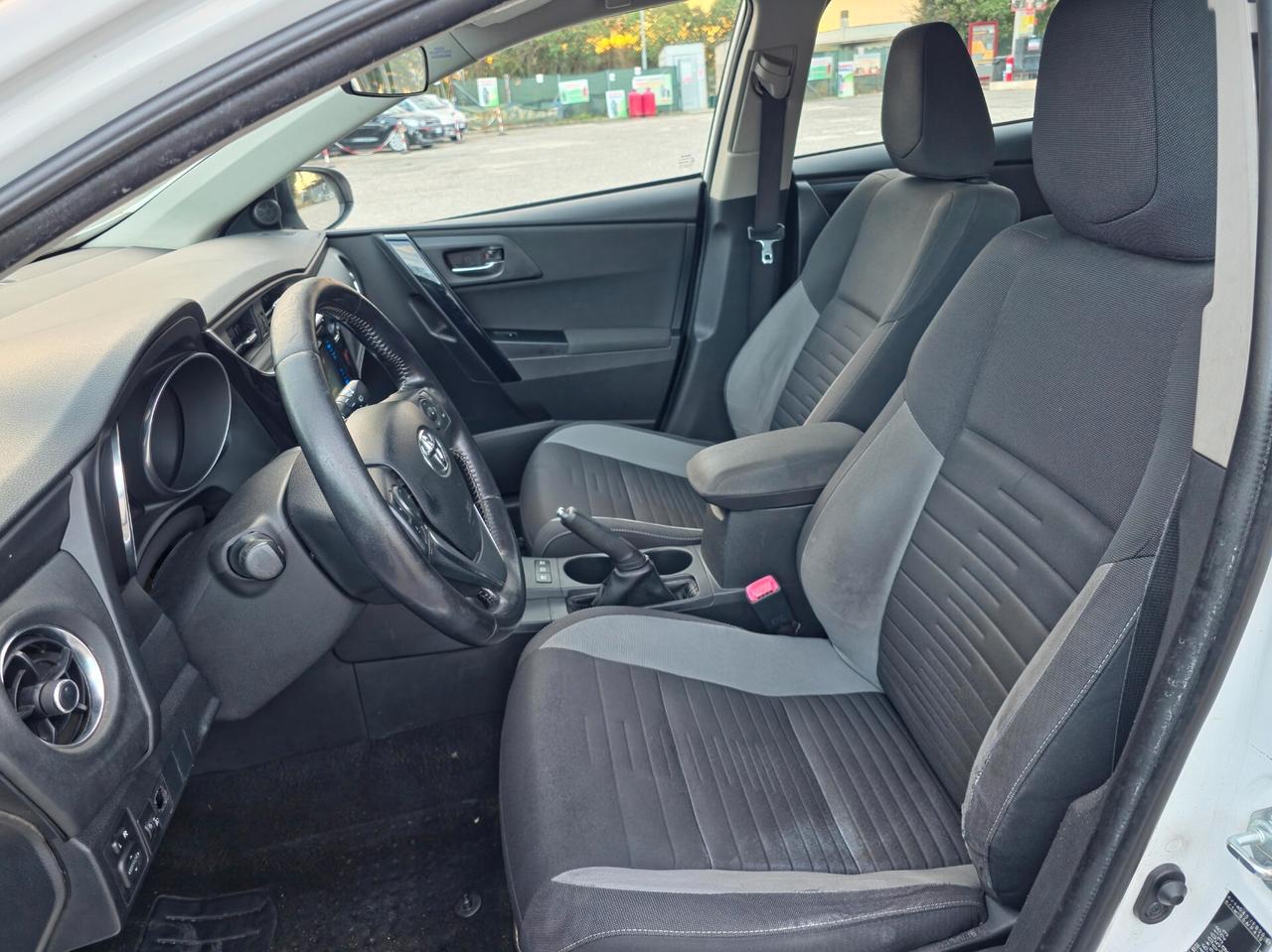 Toyota Auris Touring Sports 1.8 Hybrid Lounge 2015-E6B Automatico NEO