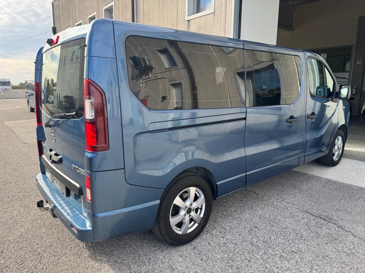 Opel Vivaro 9 posti passo lungo