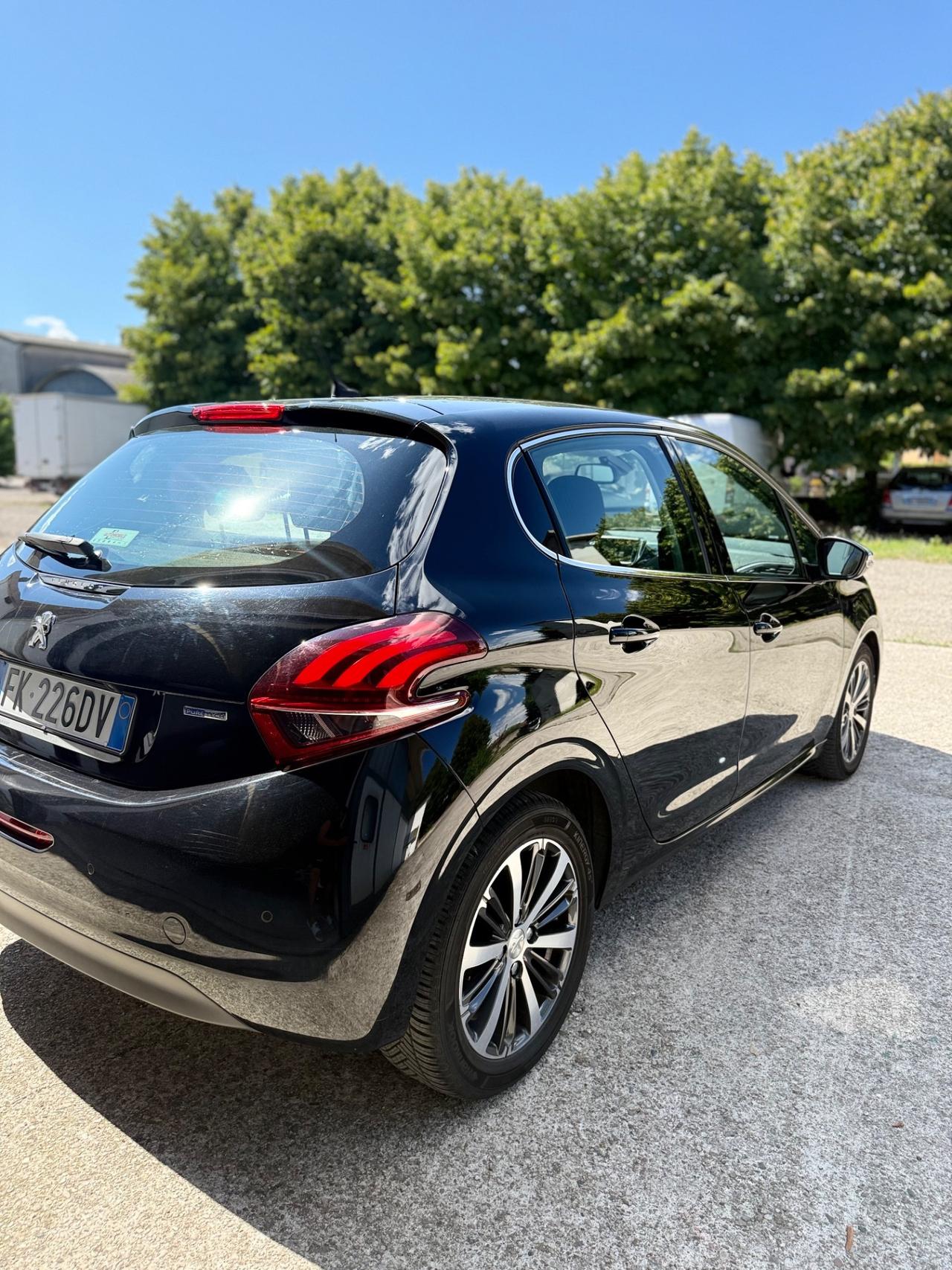Peugeot 208 PureTech 82 5p. GPL Allure
