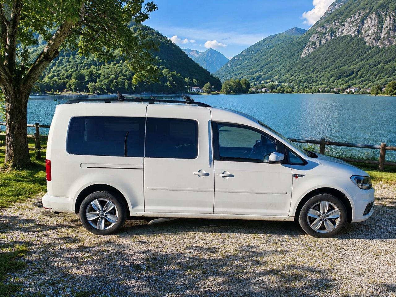 Volkswagen Caddy Maxi 2.0 TDI con allestimento per trasporto persona in carrozzina.