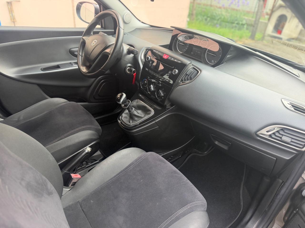 Lancia Ypsilon 1.2 69 CV 5 porte neopatentati unici prop