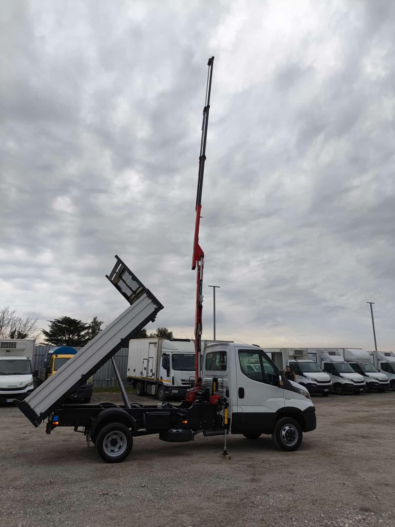 IVECO DAILY 35C16 RIBALTABILE TRILATERALE CON GRU' HC 33 RIF:5224