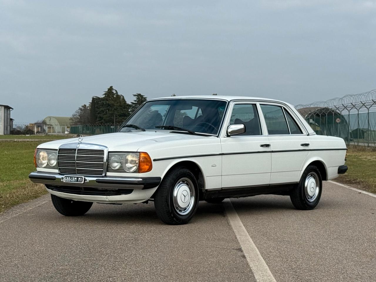 Mercedes 200 W123 "STUPENDA - ASI - TARGHE ORIGINALI"