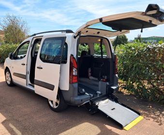 PEUGEOT PARTNER TRASPORTO DISABILI PIANALE RIBASSATO